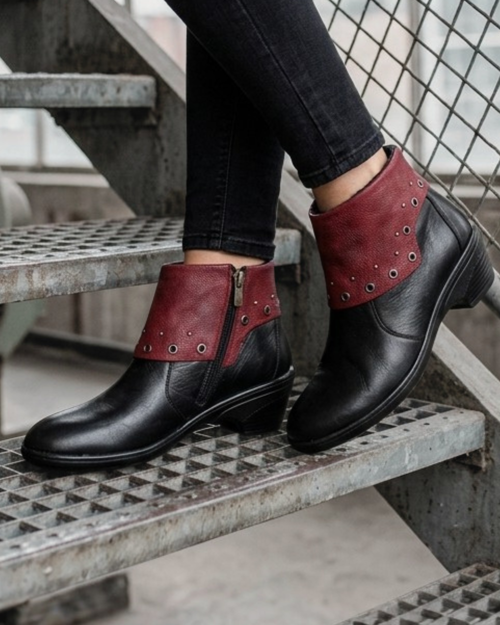 Gemini Schuhe Damen Stiefelette schwarz mit rot abgesetzt und Nieten