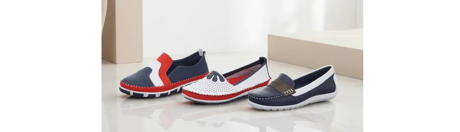 Maritimer Stil - Schuhe in den typischen Farben rot, blau, weiß in einem beigen Setting