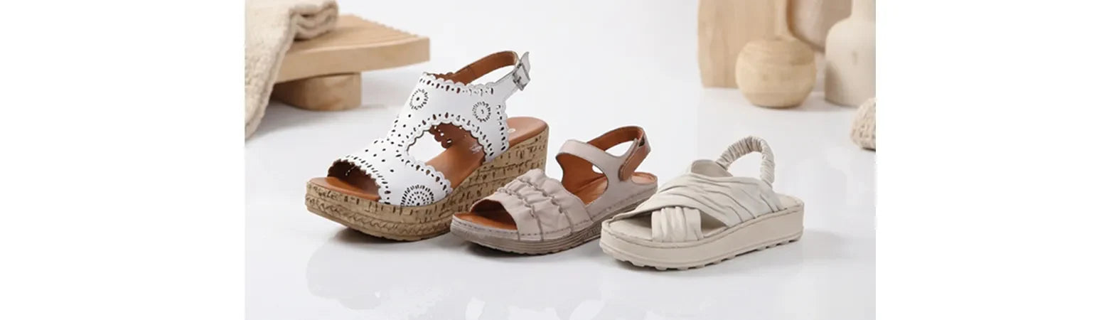 Skandi Stil - drei Schuhe in beige oder weiße stehen in einem beigen Setting