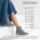 Gemini Damen Boot blau wir von einer Frau mit Jeans Kleid getragen