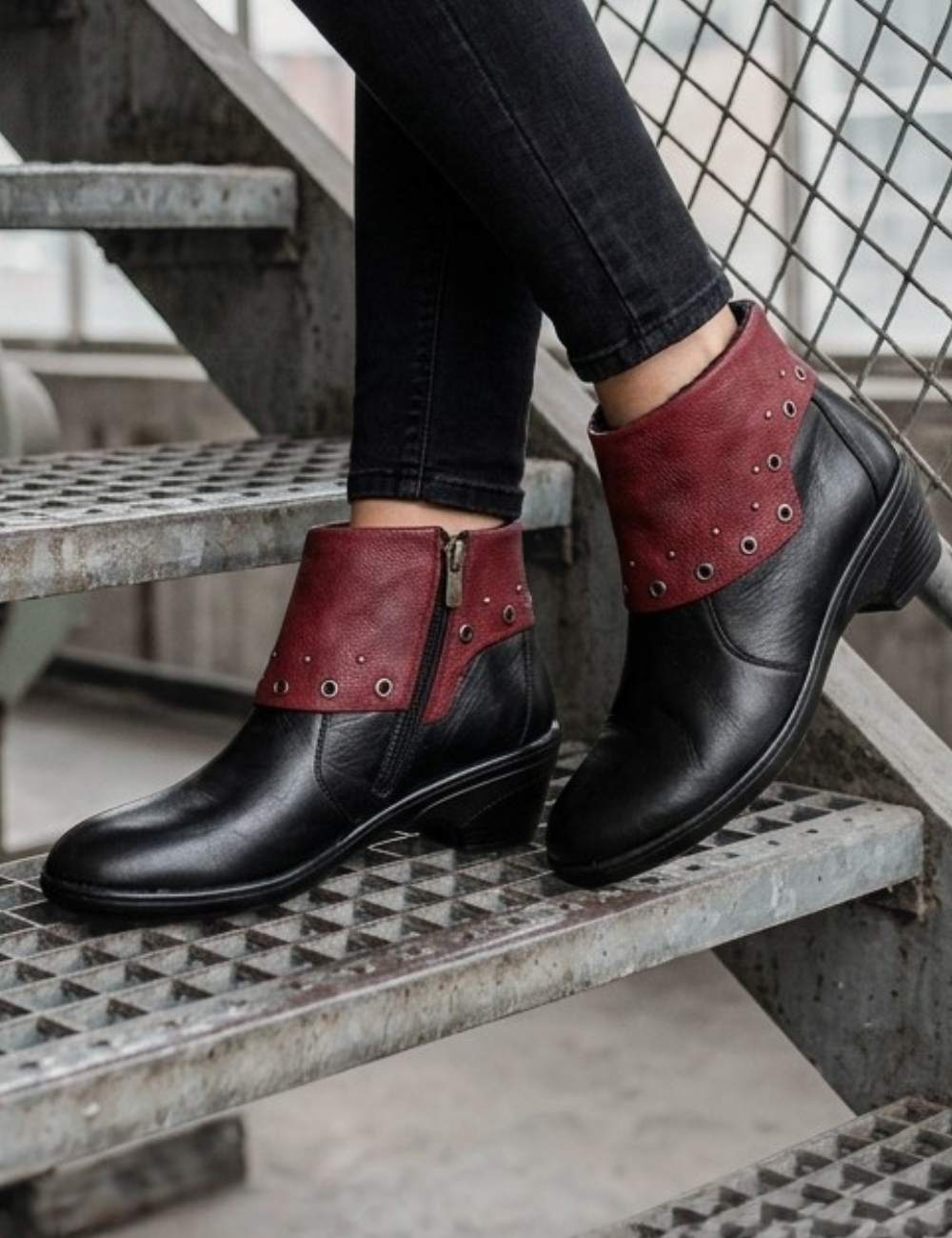 Gemini Schuhe Damen Stiefelette schwarz mit rot abgesetzt und Nieten