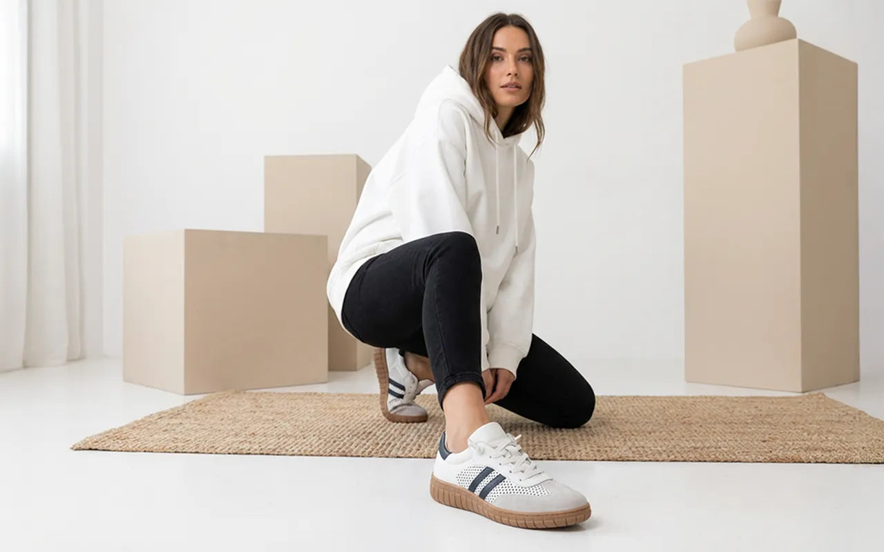 weißer Echtleder-Sneaker, mit blauen Streifen an der Außenseite und brauner Laufsohle